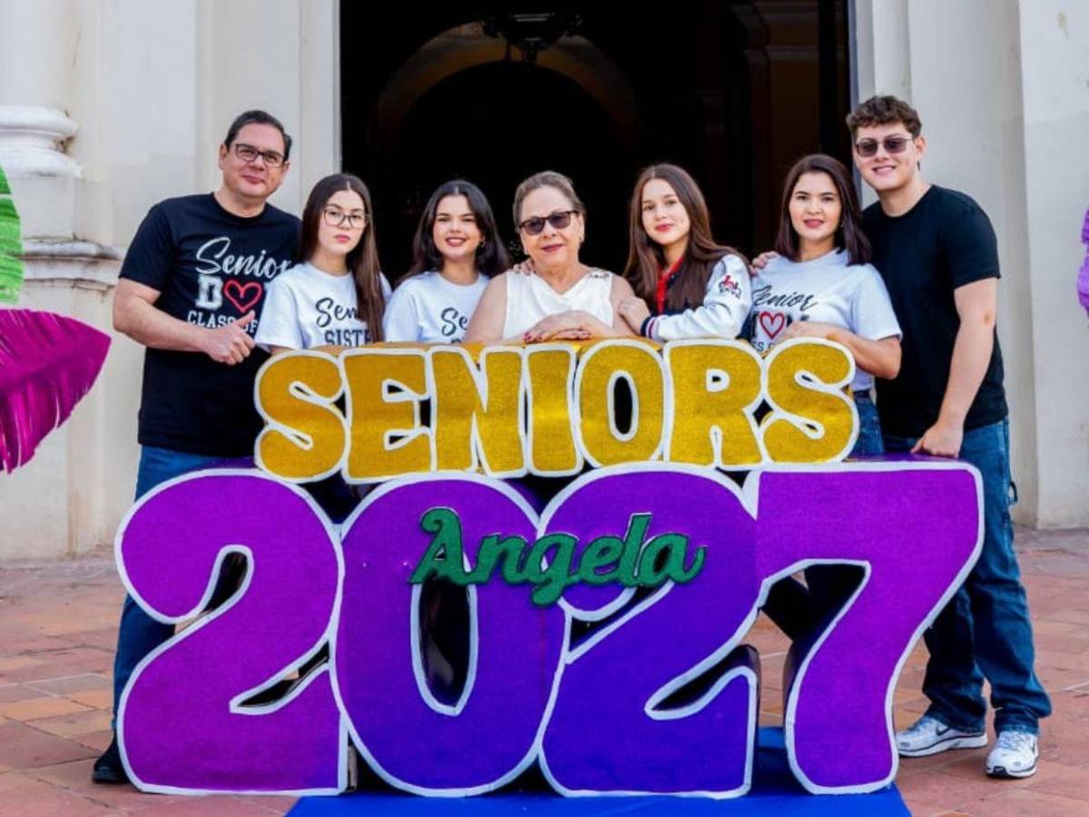 Al ritmo de carnaval, seniors de Escuela Bilingue Honduras hacen su entrada