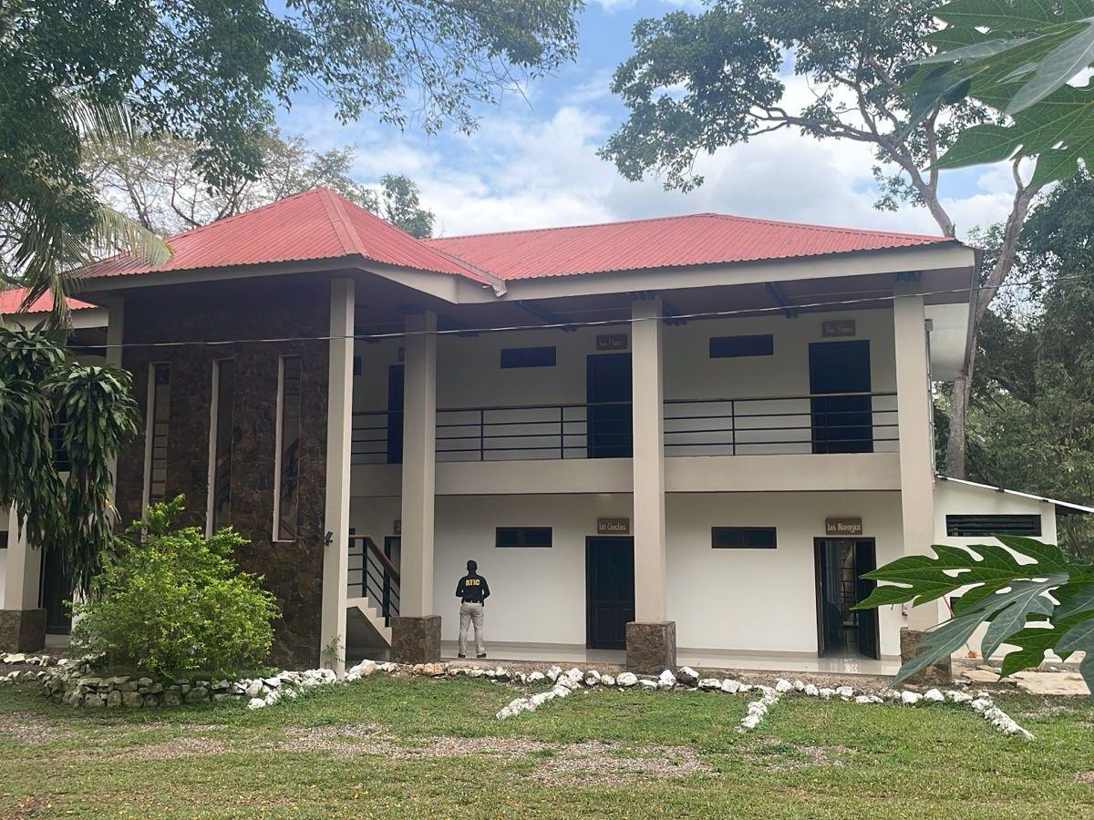 Famoso hotel, guaras rojas y viviendas aseguradas de Martín Flores, líder de cártel de drogas
