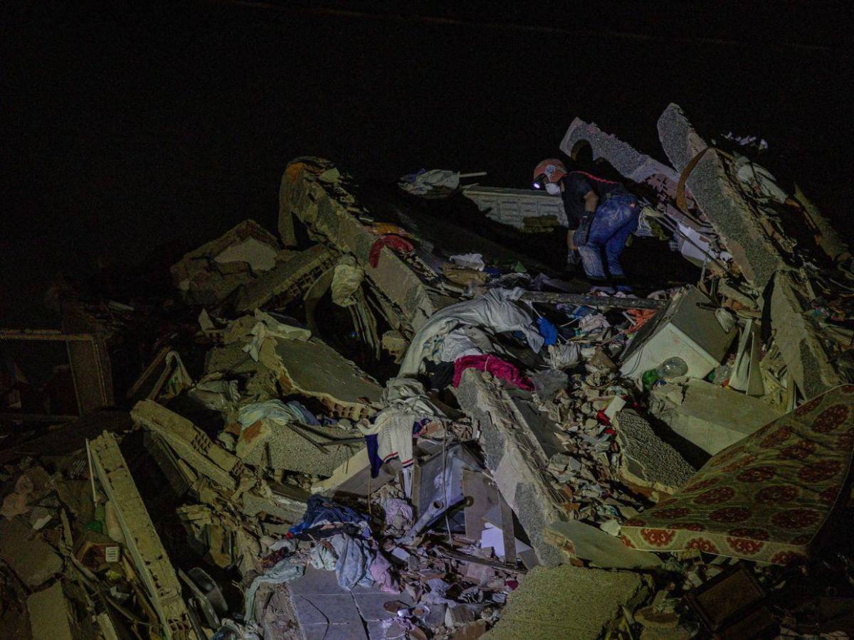 Dolorosas fotos: continúan los intentos de rescatar sobrevivientes tras terremotos en Venezuela