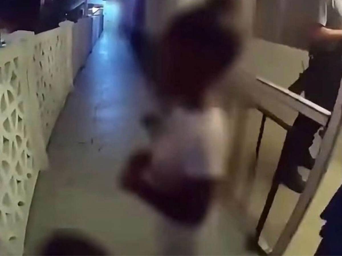 Arrestan a mujer que dejó solos a sus 4 hijos, incluido un bebé de 2 meses, para irse de crucero
