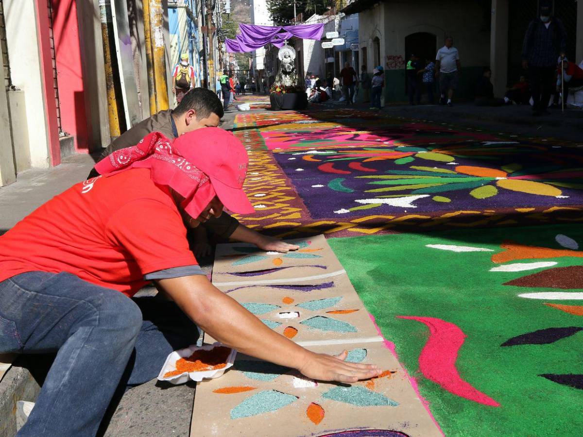Coloridas alfombras embellecieron el centro histórico el Viernes Santo