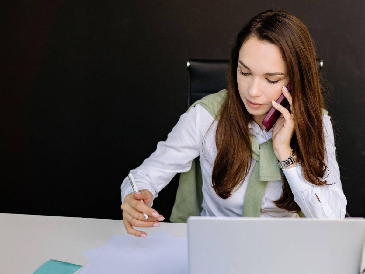 ¿Quiénes aplican al teletrabajo anunciado por el Gobierno por  alza de precios de combustibles?