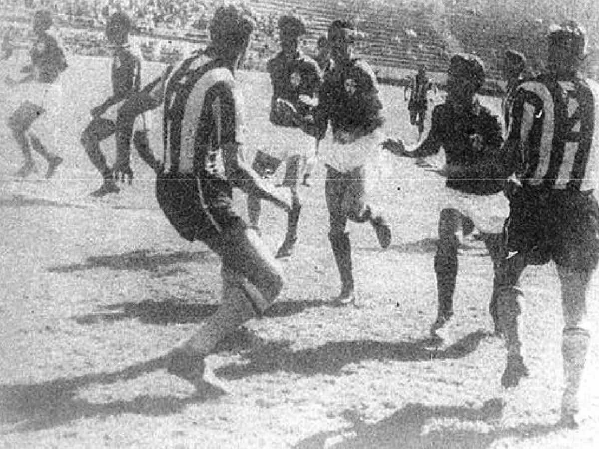 Batalla campal en partido de fútbol deja 23 expulsados: las impactantes imágenes de la pelea