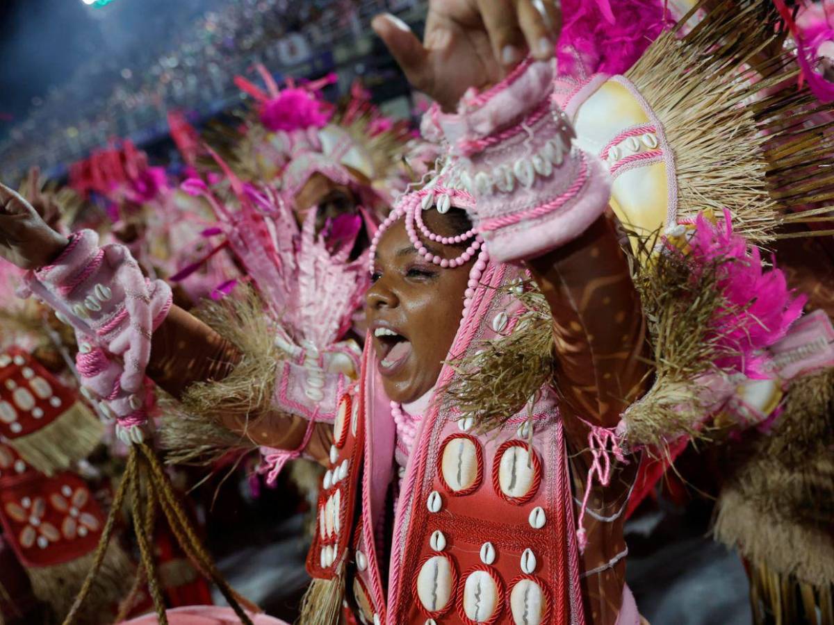 Carvanal 2025: Escuelas de samba destacan la herencia africana en Brasil