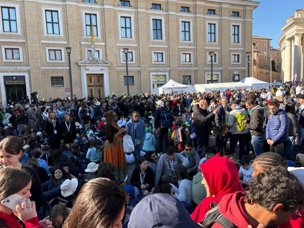 La plaza de San Pedro se llena de fieles por el funeral del papa Francisco La plaza de San Pedro se llena de fieles por el funeral del papa Francisco
