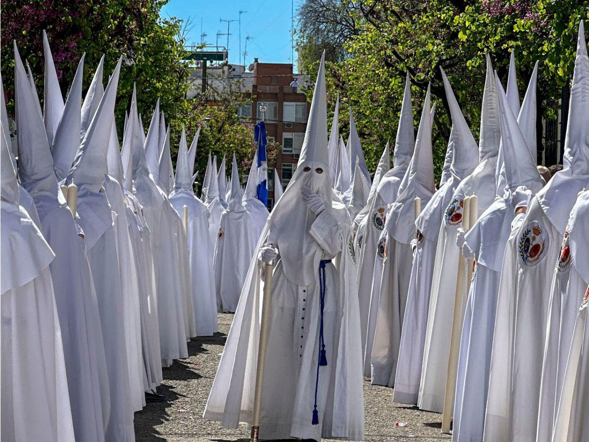 Fieles de todo el mundo celebran el Domingo de Ramos con palmas e imágenes religiosas