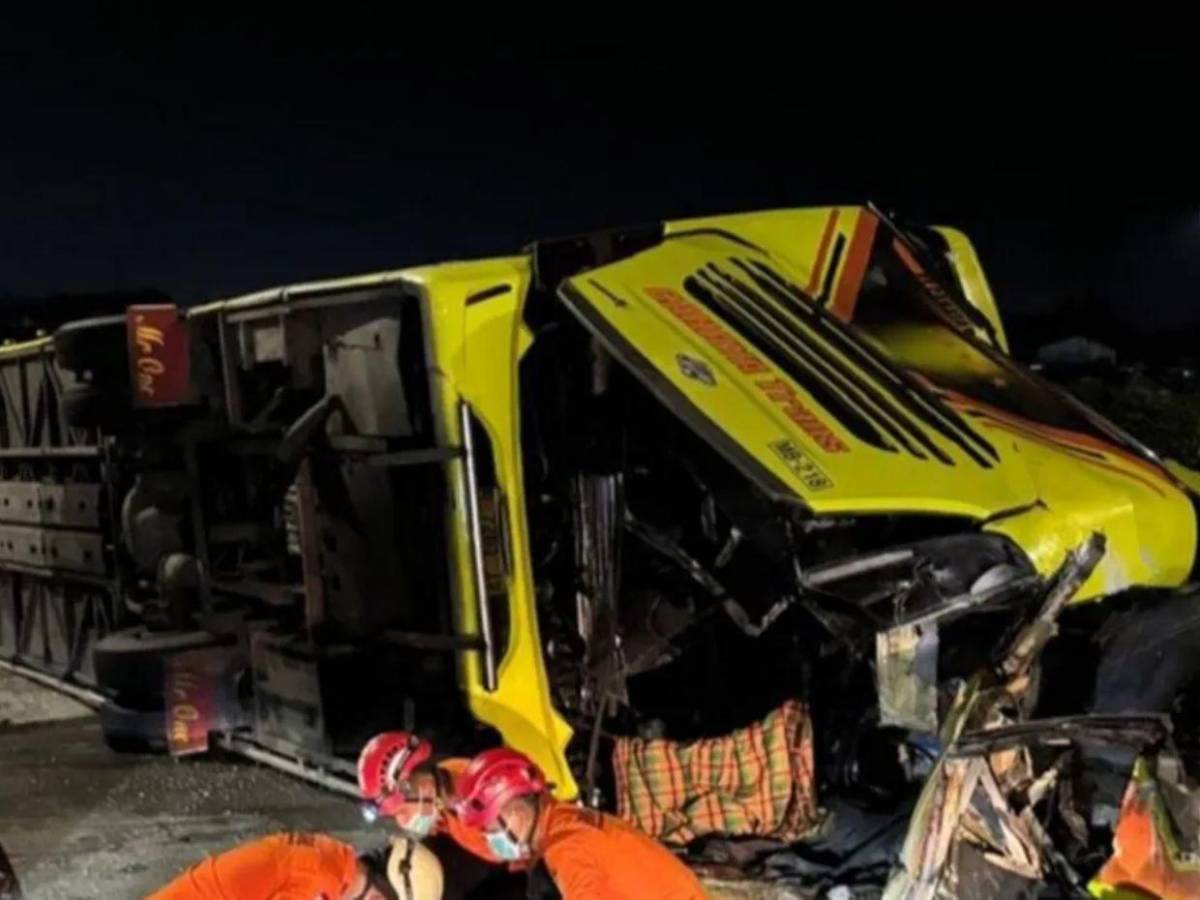 Tragedia en Indonesia: unos 16 muertos deja choque entre un autobús y camión cisterna
