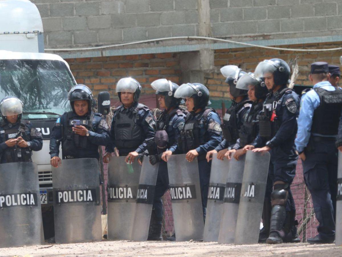 Pobladores bloquean carretera a oriente por lento avance en pavimentación