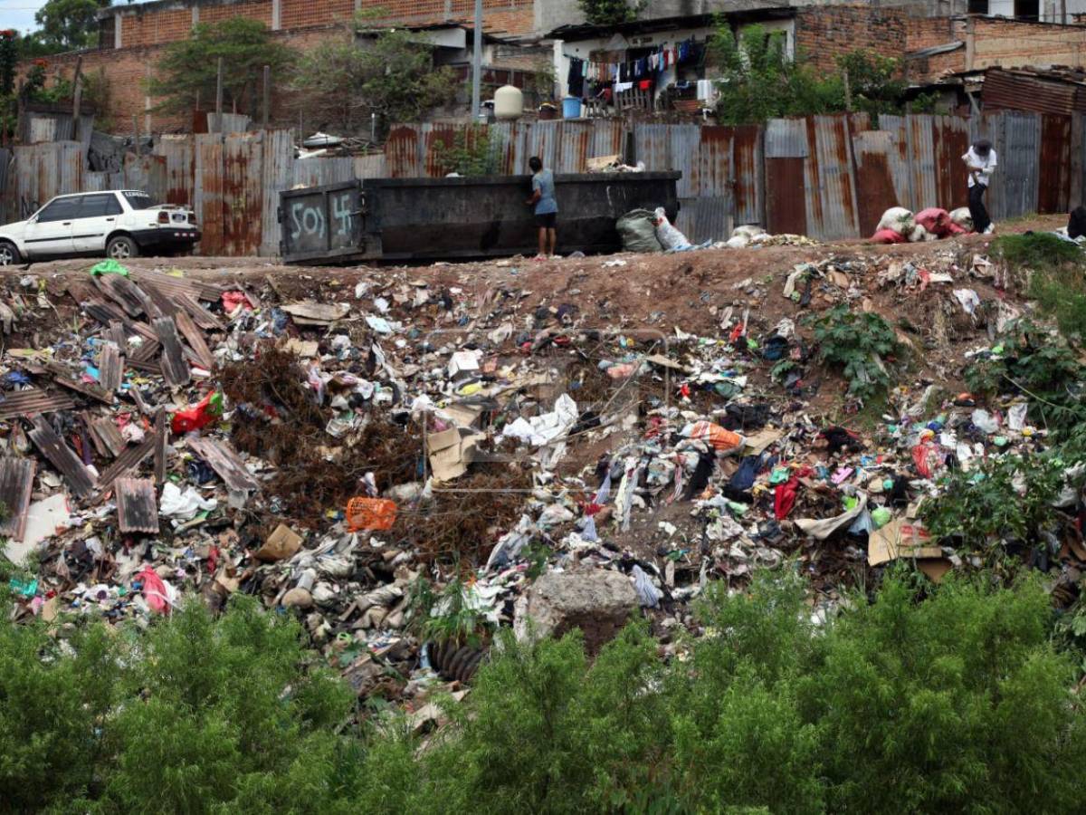 Casi a secas y lleno de basura: así luce el Río Choluteca de la capital