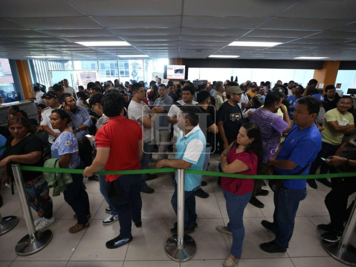 A contrarreloj, hondureños abarrotan el RNP para reclamar su DNI a horas de las elecciones