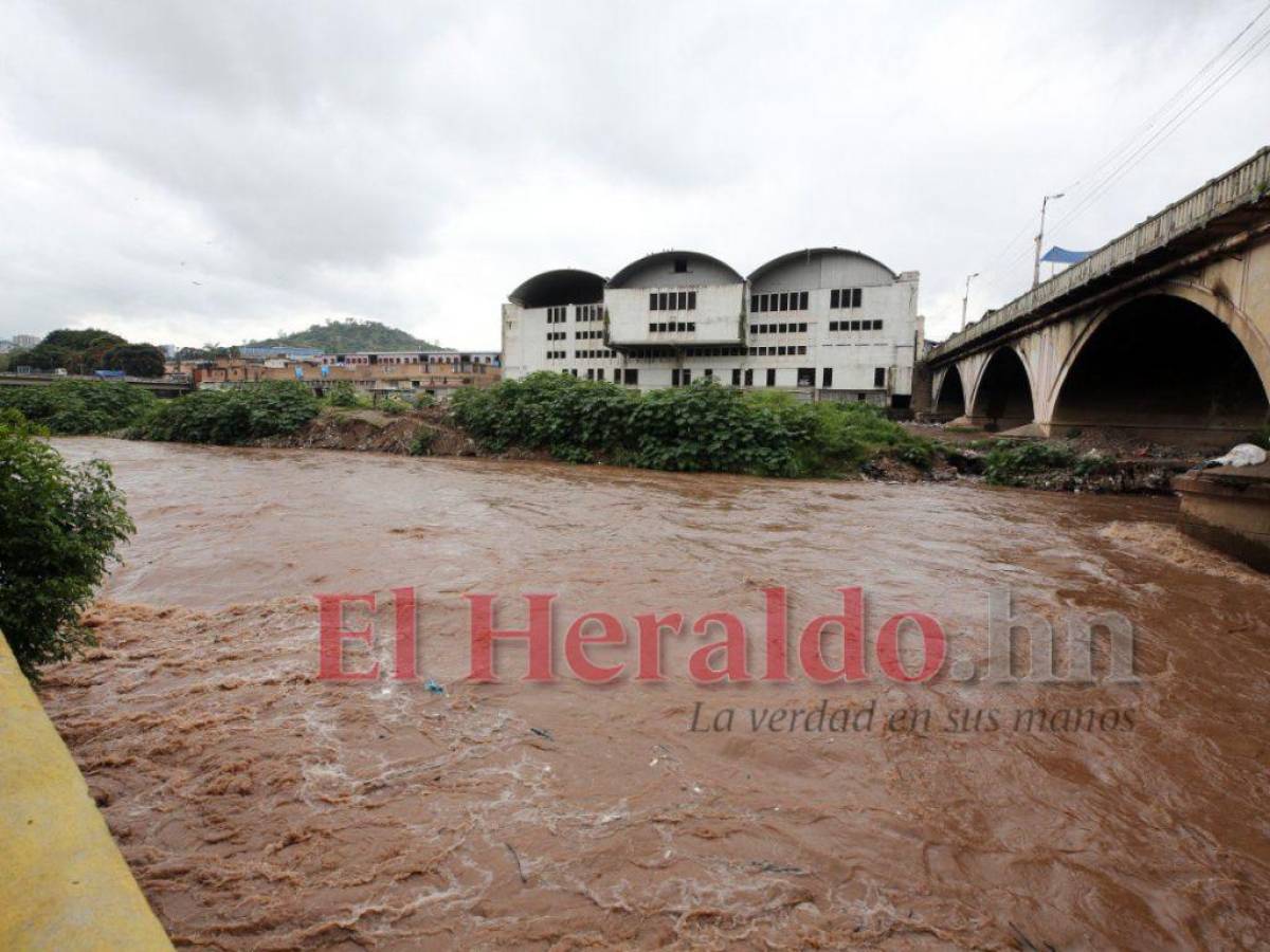 Intensifican alarmas: ríos alcanzan altos niveles por lluvias de Julia