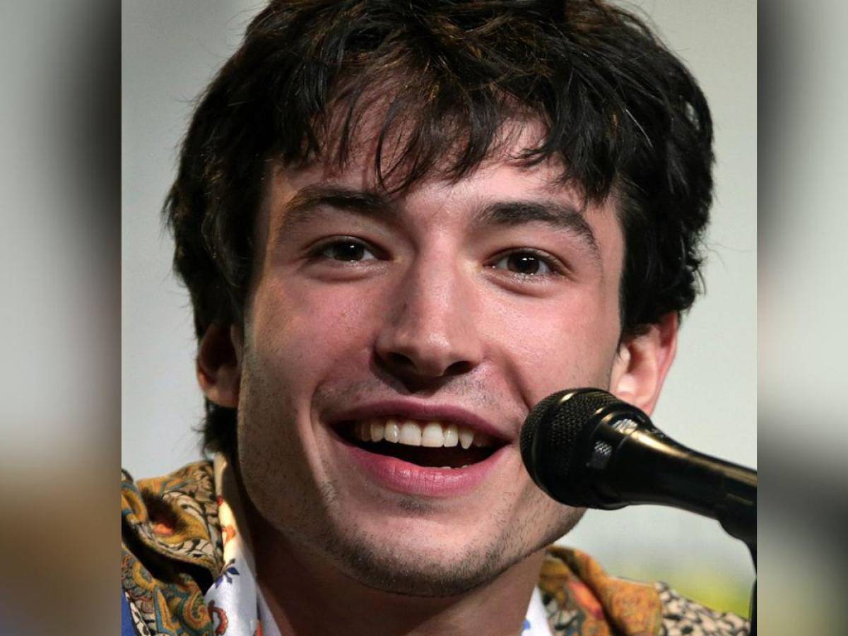 Actor Ezra Miller es captado portando armas y usando un chaleco antibalas