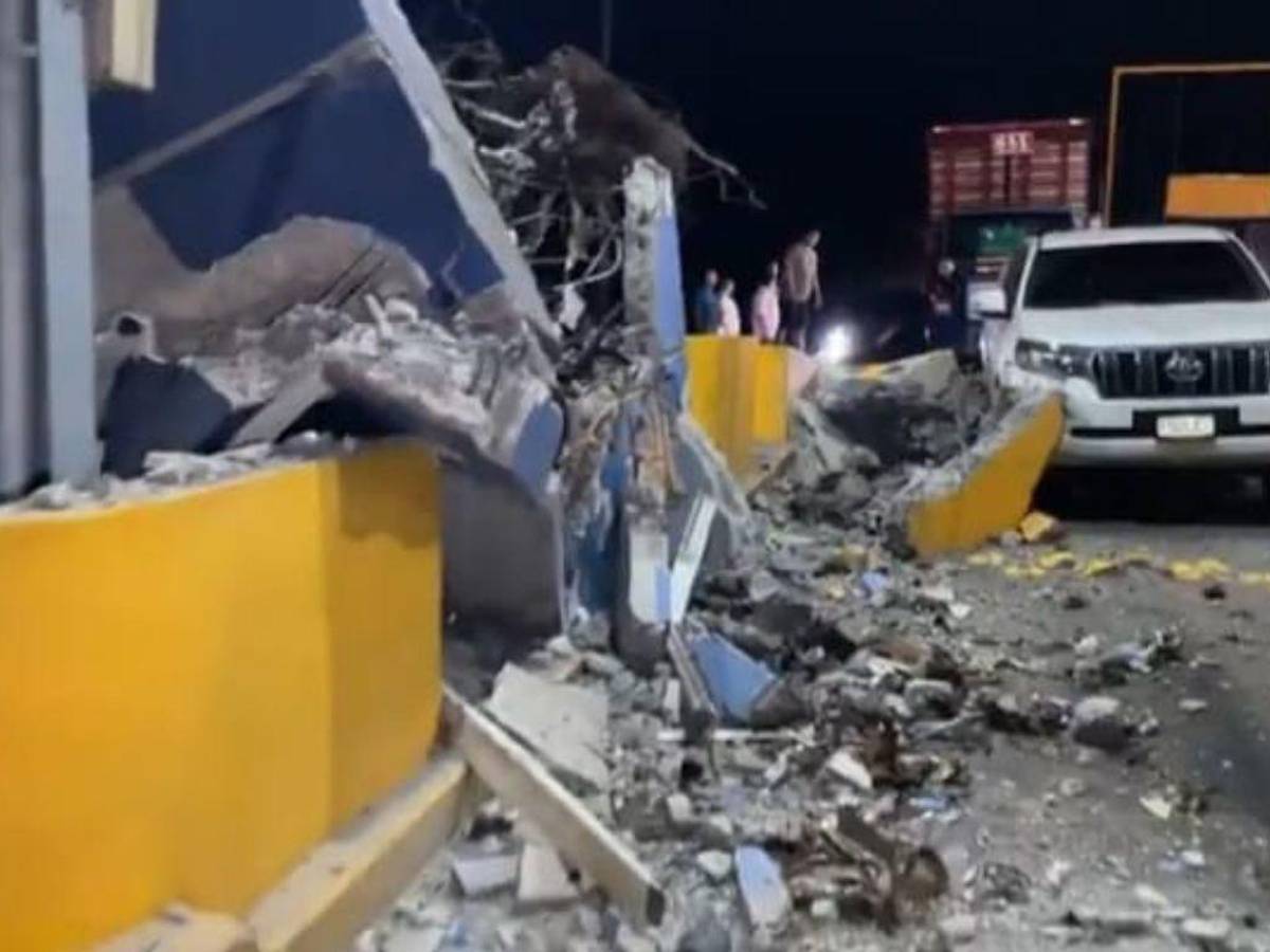 Un muerto deja choque de rastra con caseta de peaje en Santa Cruz de Yojoa