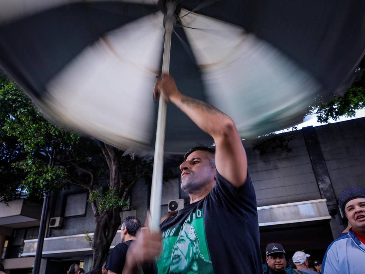 Masiva marcha sindical en Argentina contra Milei y en homenaje al papa Francisco