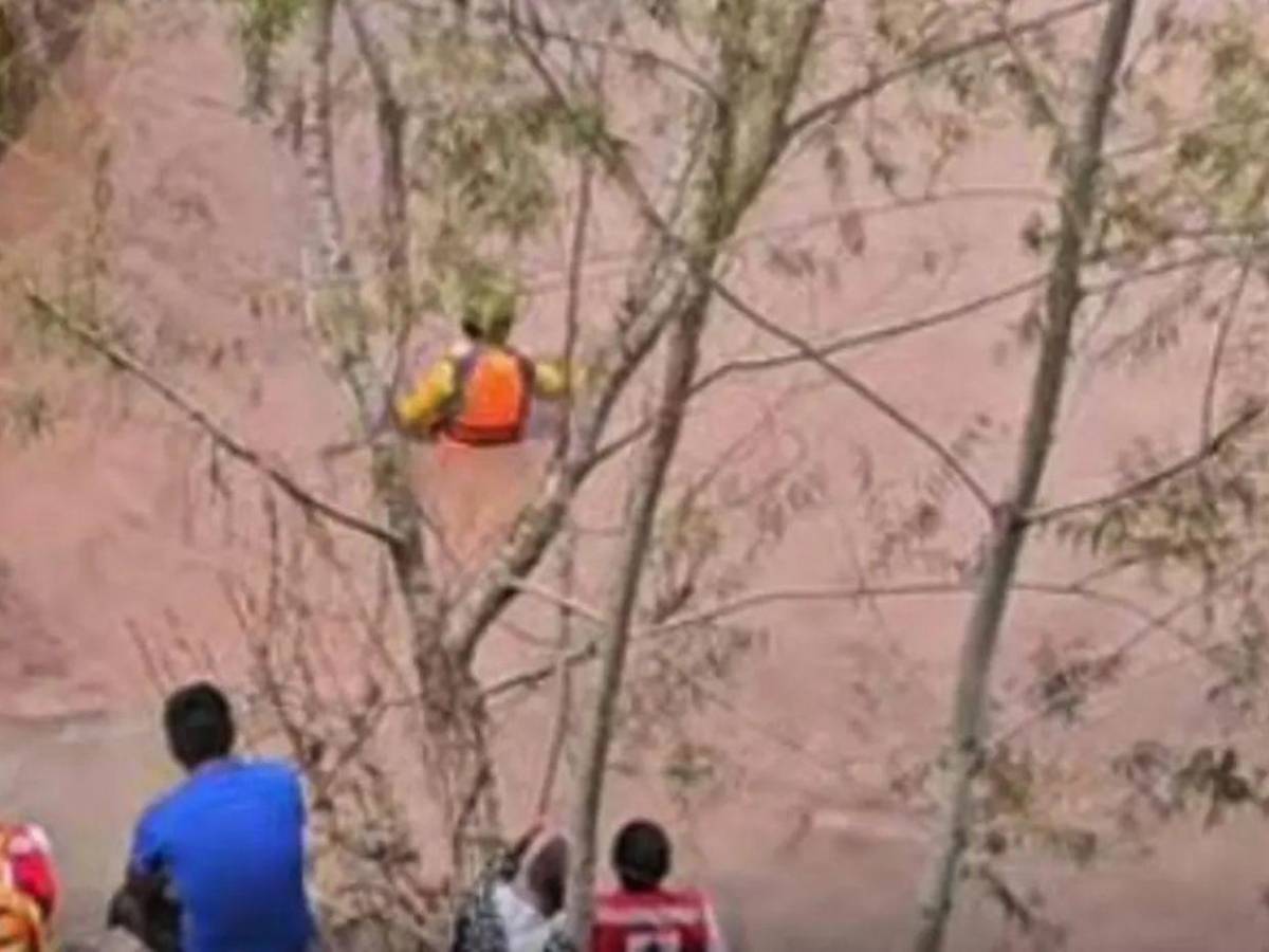 Intentó cruzar una quebrada con su mototaxi y fue arrastrado por la corriente hasta otro país