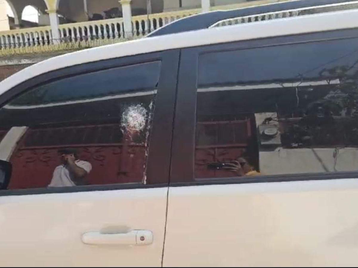 El vehículo en que suele transportarse Ayala recibió al menos tres impactos de bala.