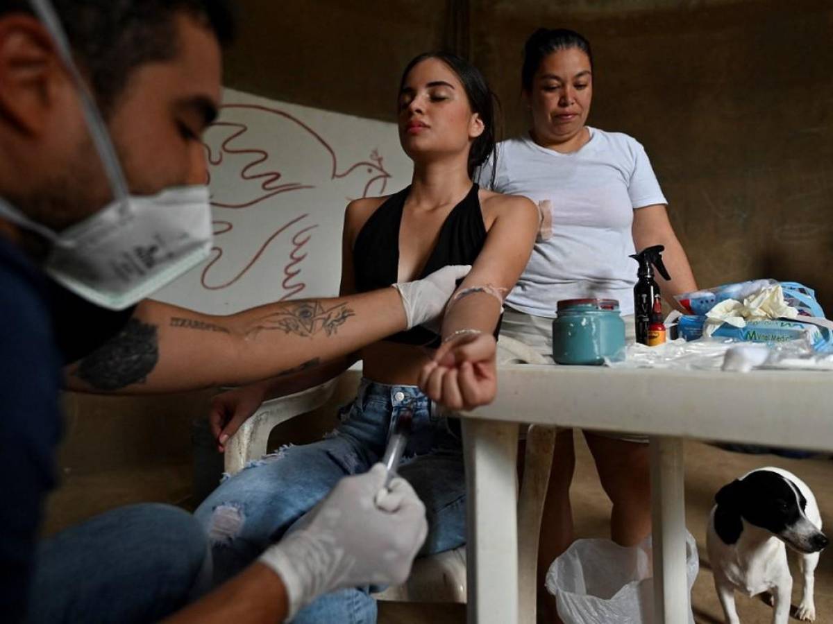El artista que pinta murales con la sangre de los tatuados en Colombia