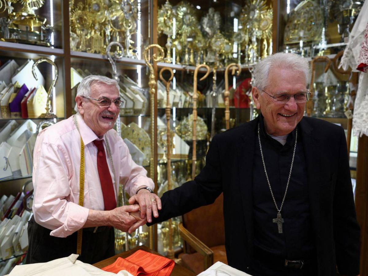 Mancinelli, sastre que viste a los papas, prepara el traje del próximo pontífice