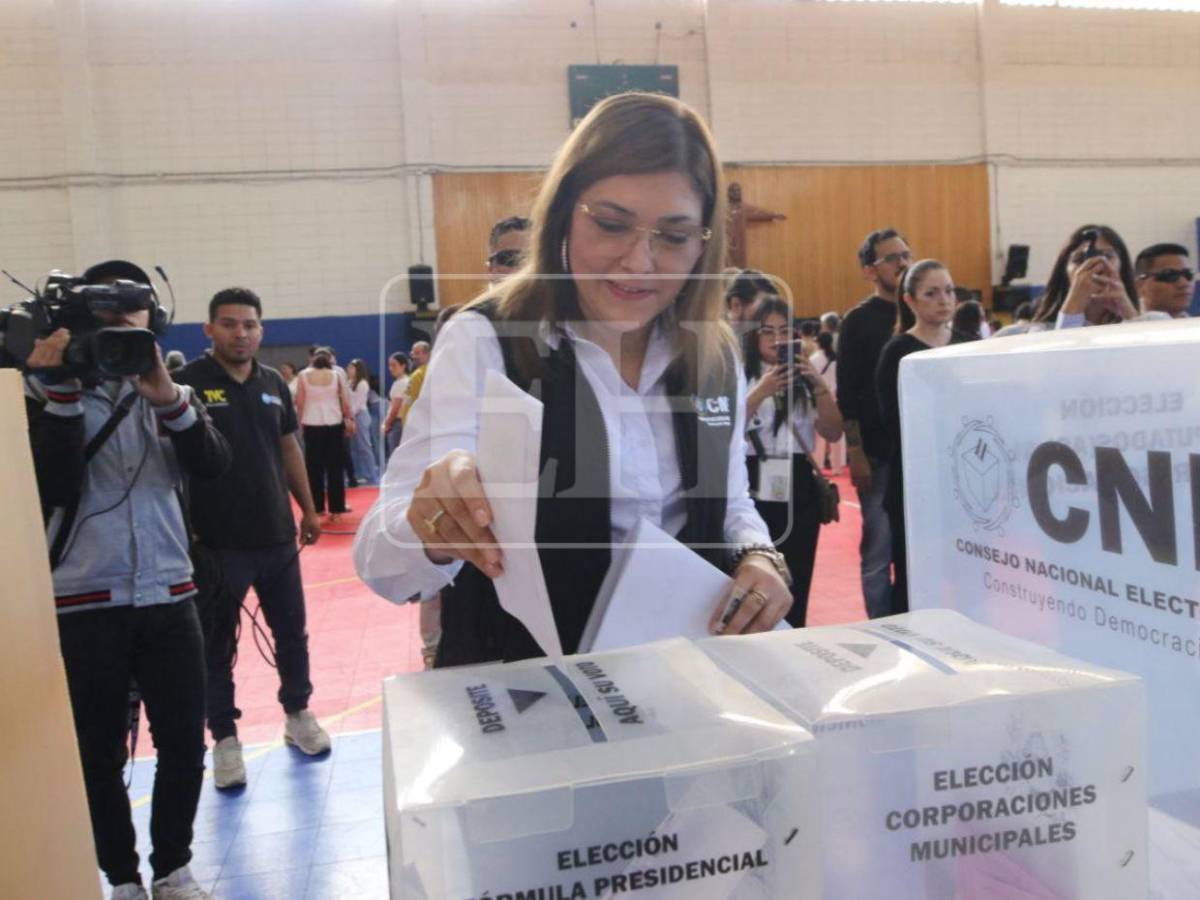 Ana Paola Hall ejerce su voto y llama a una jornada electoral responsable
