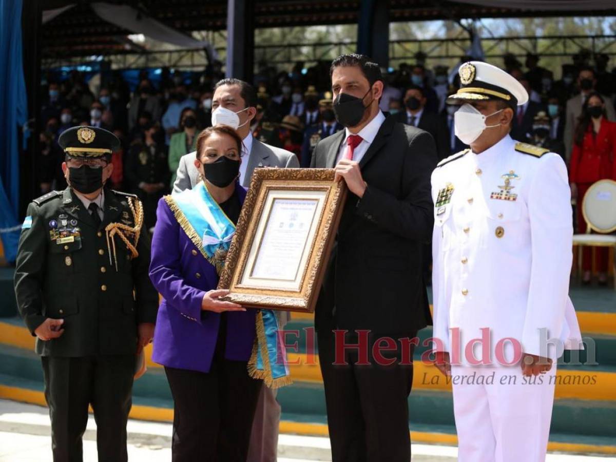Momento en que la presidente recibe el pergamino que la certifica como Comandante General de las FFAA.