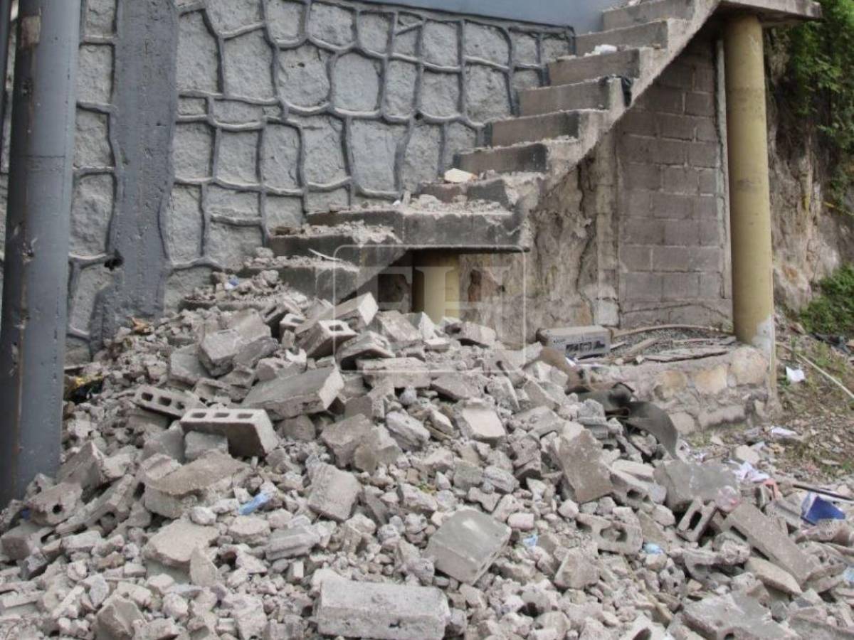 Para construir un tercer carril en la salida al sur: Comienzan con las demoliciones de viviendas