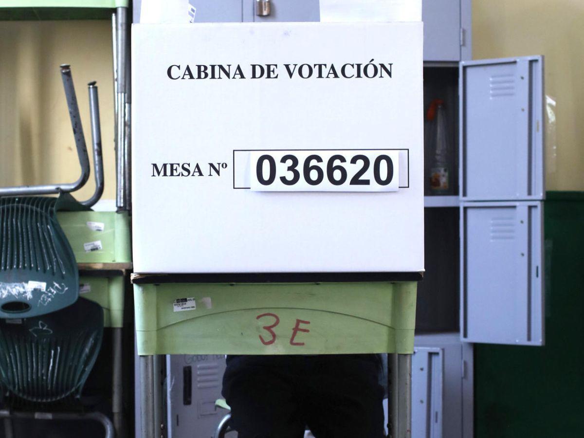 Así se desarrollan las elecciones en Perú: retrasos en mesas y largas esperas en centros de votación