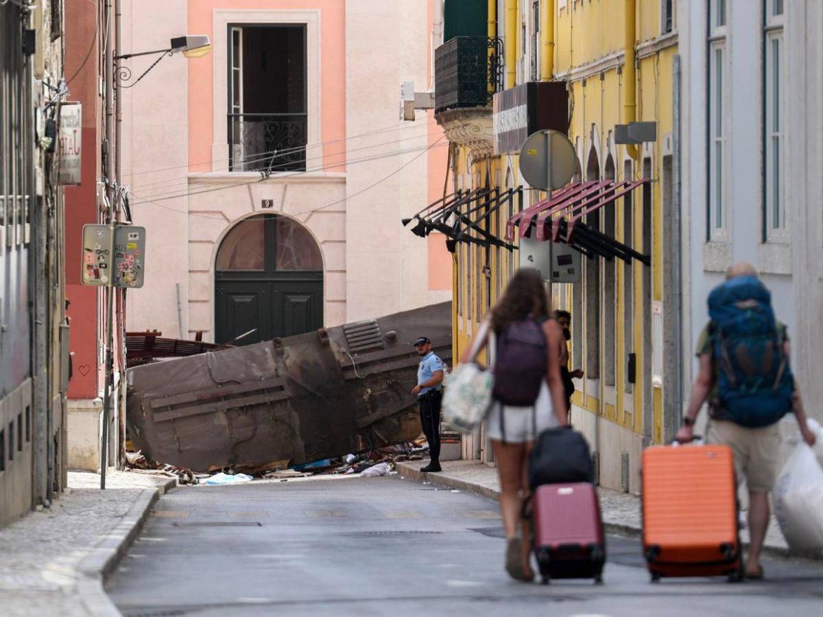 Mueren 16 personas tras fatal accidente de un ferrocarril en Portugal