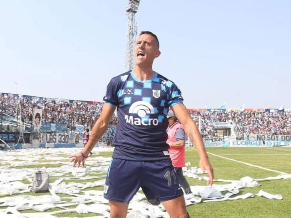 ¡Insólito! Bajan de avión a futbolista por gritar bomba y podría tener consecuencias