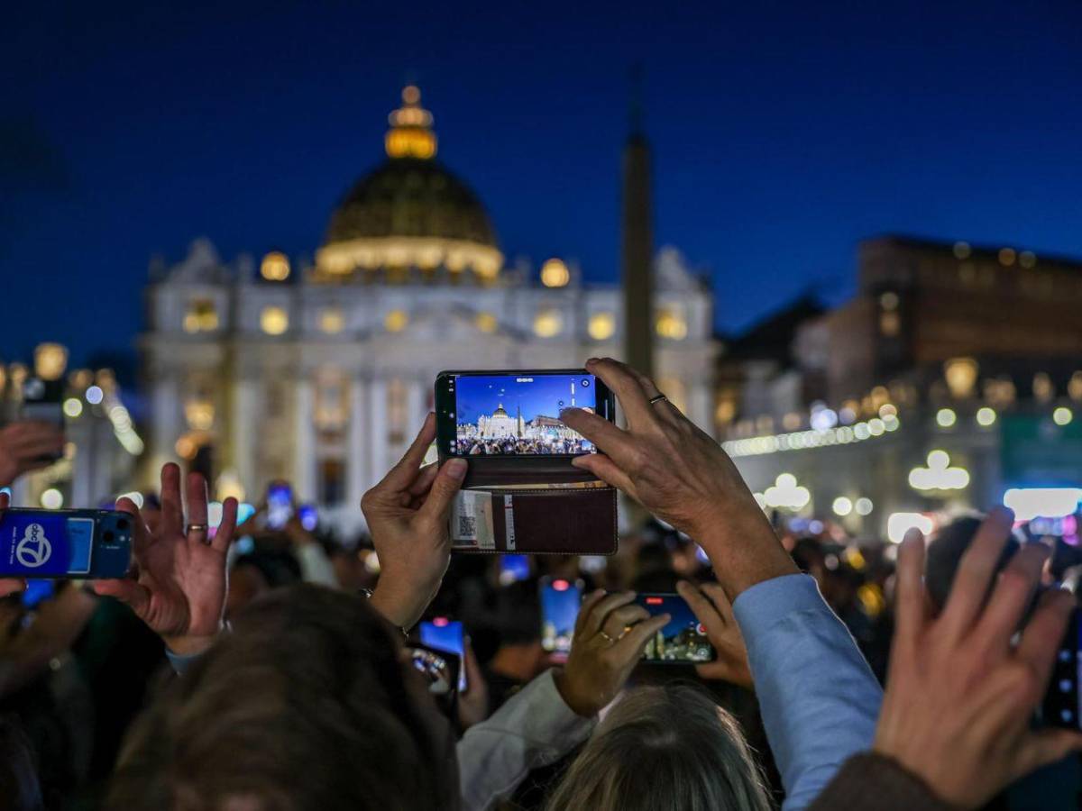 Larga espera y fumata negra: así se vivió el primer día del cónclave