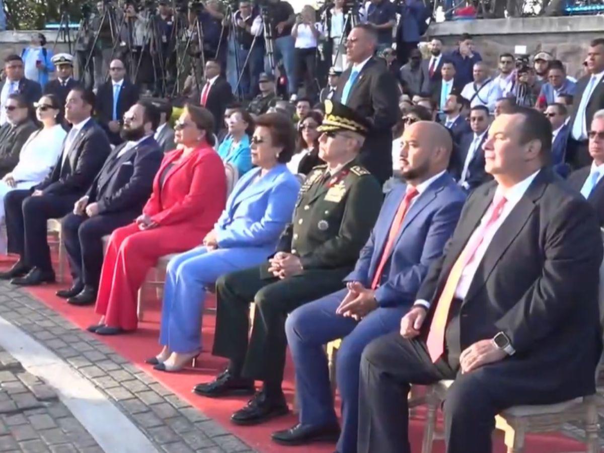 Las imágenes que dejó la ceremonia de izado de la Bandera Nacional en el Juana Laínez
