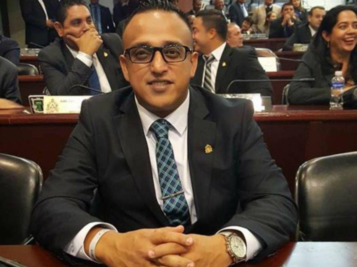 “Ya aburren”: José “Joche” Villanueva estalla ante críticas por haber sido diputado