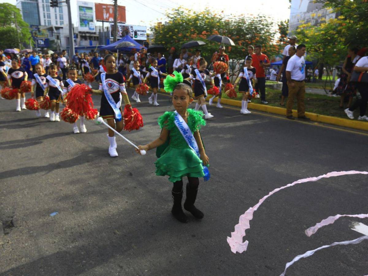 ¡Orgullo y fervor! Escuelas desfilan honrando a la patria en SPS
