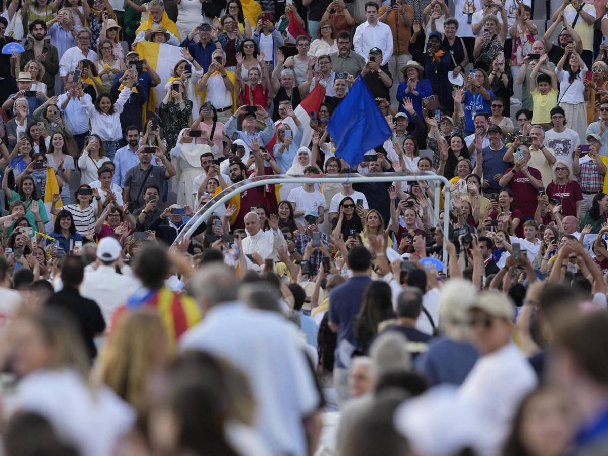 Entre catalán y español, León XIV lamenta en Barcelona el clima envenenado en las familias