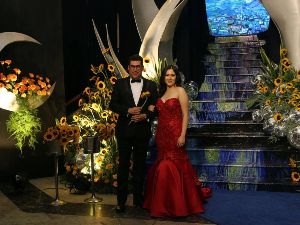 Desfile de los seniors 2025 de la Dowal School junto a sus padres