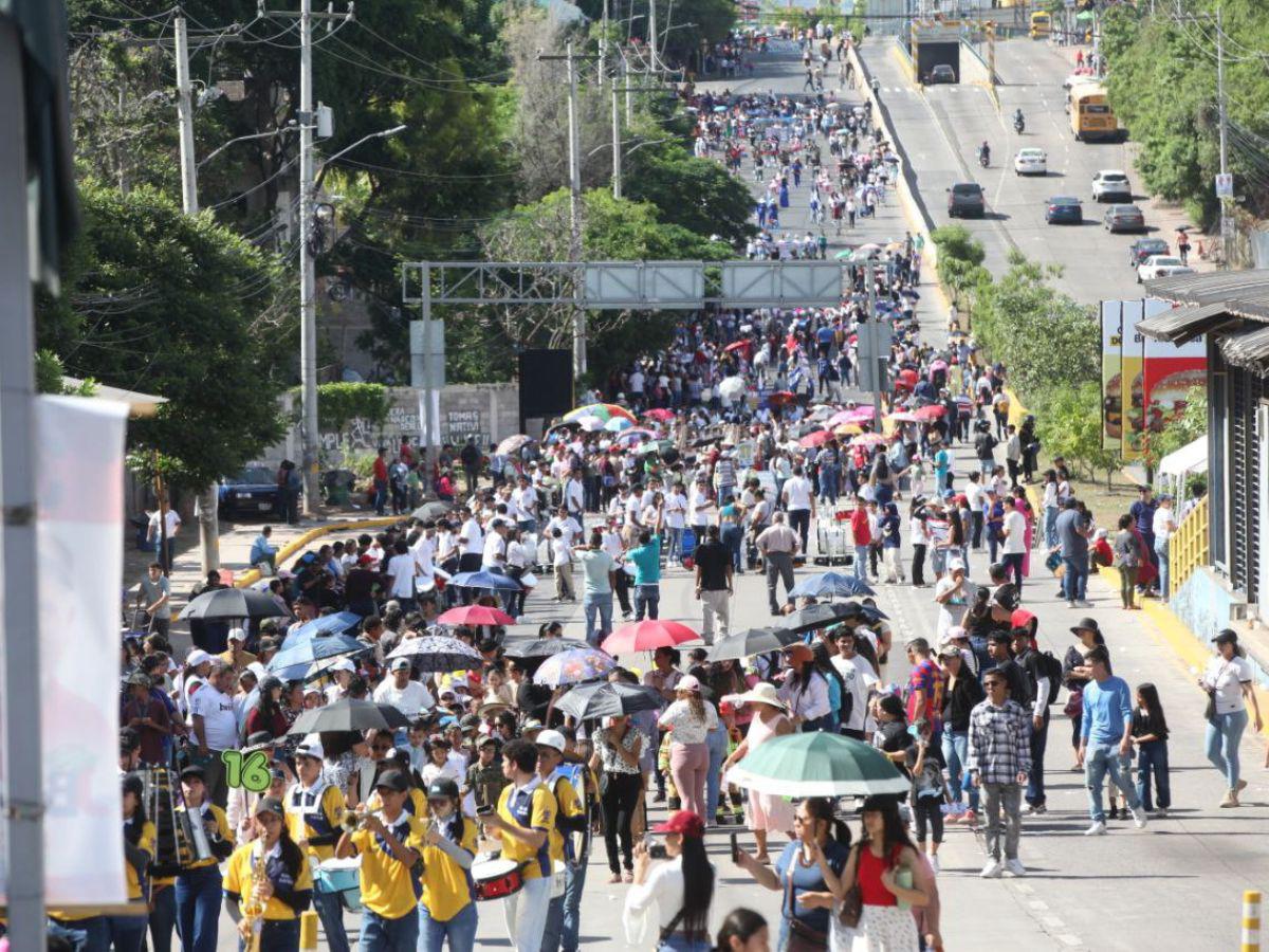 Así fue el desfile de prebásica en el bulevar Kennedy: color, música y alegría infantil