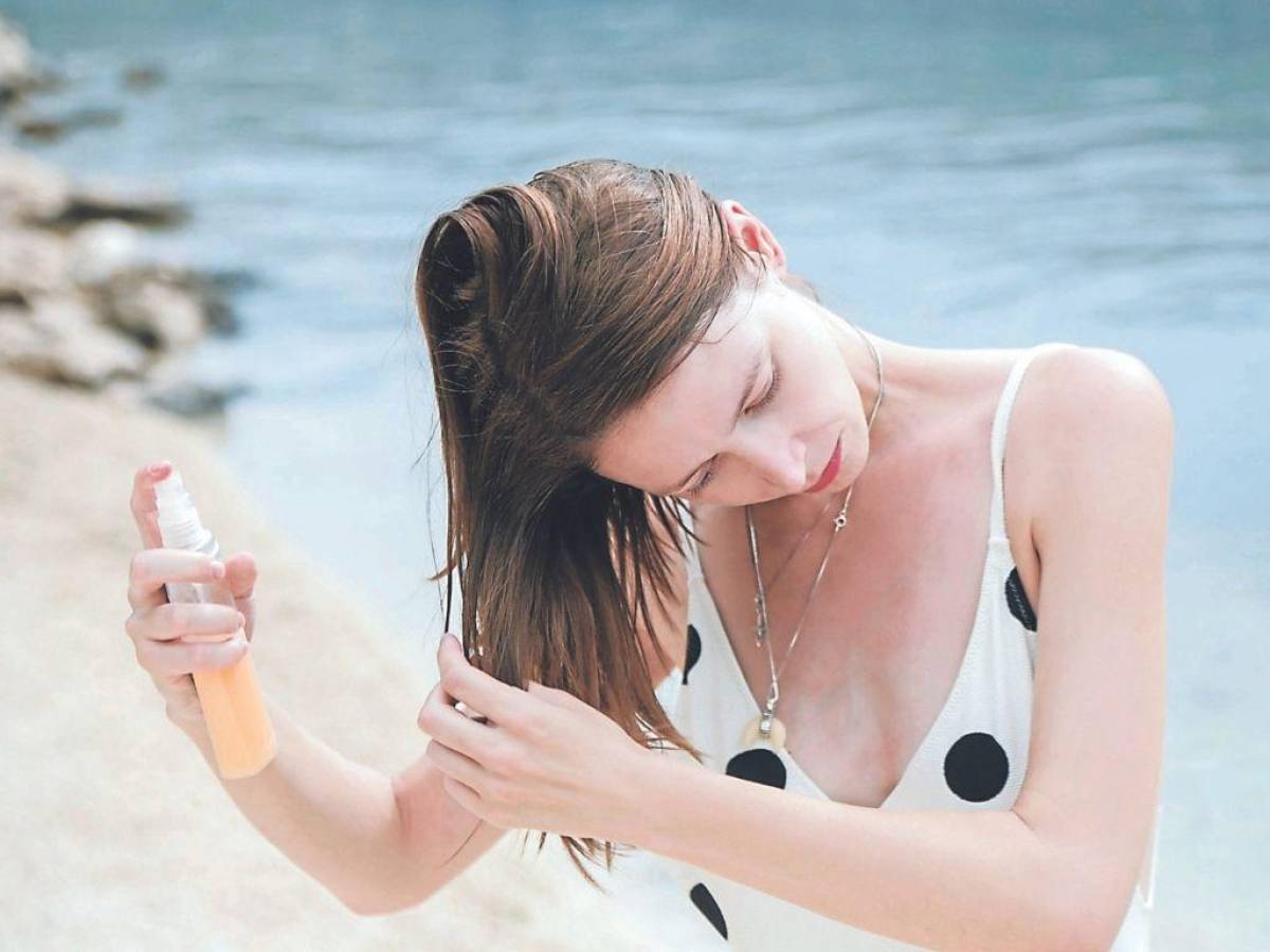 Al salir de bañar en el mar o la piscina hay que enjuagarse bien el cabello y reaplicar filtro solar e hidratante.