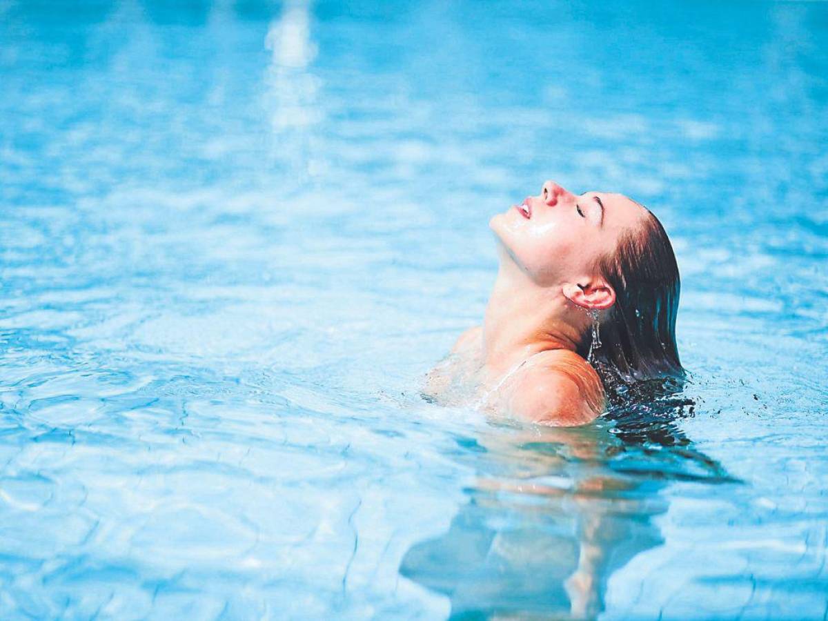 La principal secuela de los baños en la piscina es la deshidratación de la hebra capilar debido a que el cloro y la sal producen un gran daño.
