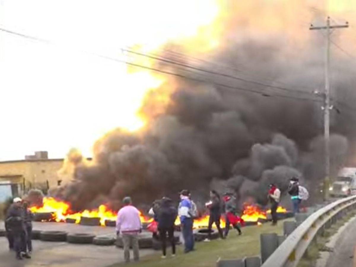 Tras quema de llantas, despejan la CA-5: imágenes que dejó la toma de militantes de Libre