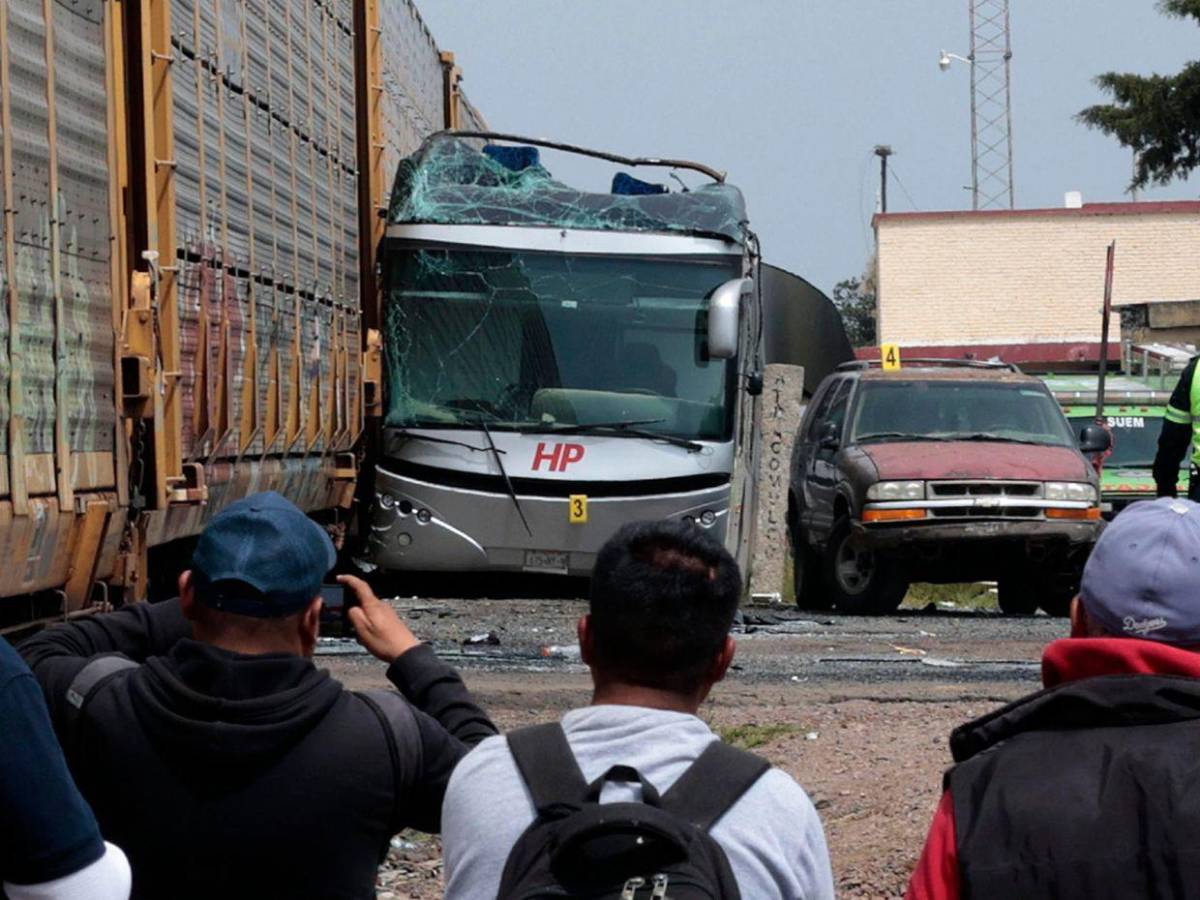 Choque mortal: ferrocarril impacta autobús de pasajeros en Atlacomulco, México