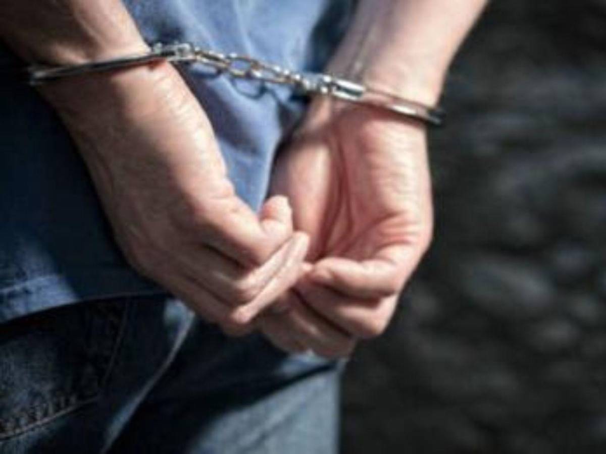 Mujer escapa tras ser secuestrada, abusada y encerrada en un contenedor en Florida