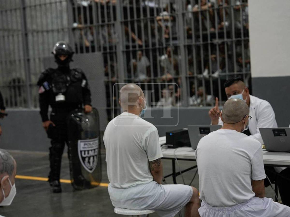 Barrio 18 y MS-13 conviven en la misma celda: las medidas del Cecot que el CN busca replicar en Honduras