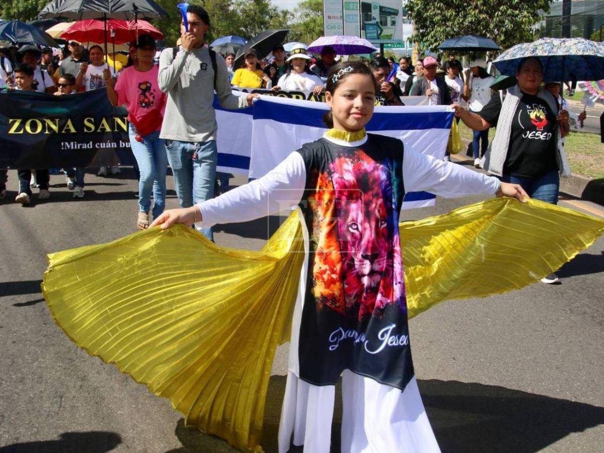 Carrozas, cantos y fe: así se desarrolla el Día Nacional de la Biblia en Tegucigalpa