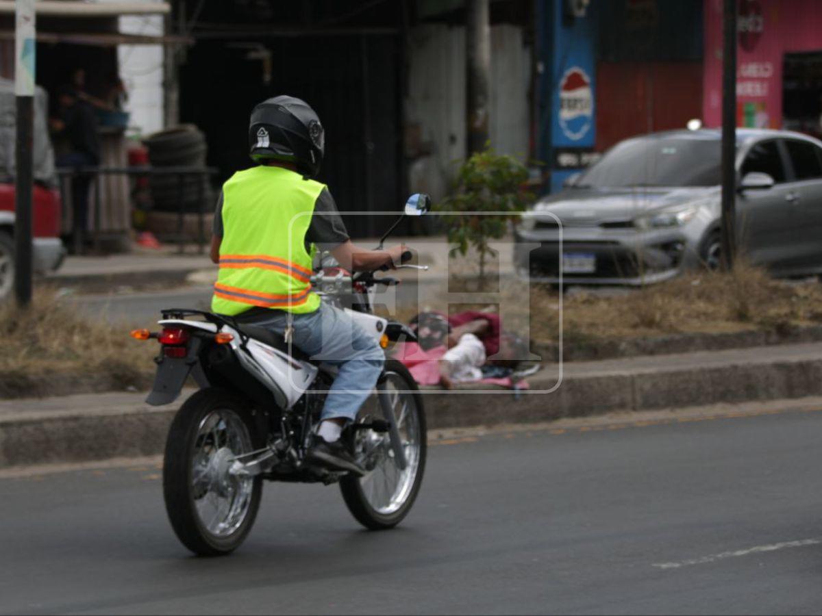¿Está autorizado el arnés en motociclistas y qué colores de chaleco reflectivo debes usar?