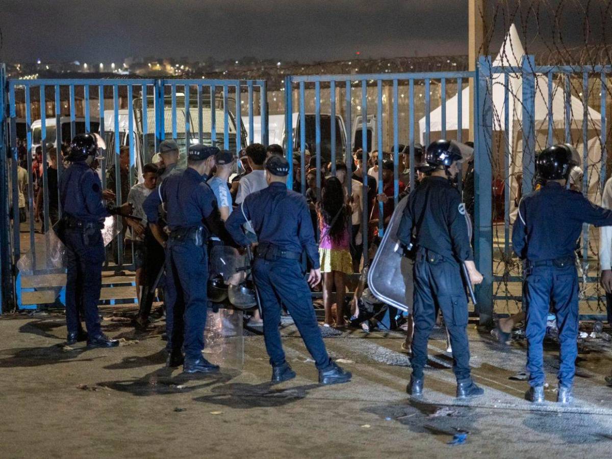 Varios murieron ahogados: migrantes regresan a Marruecos tras una noche de violencia en España