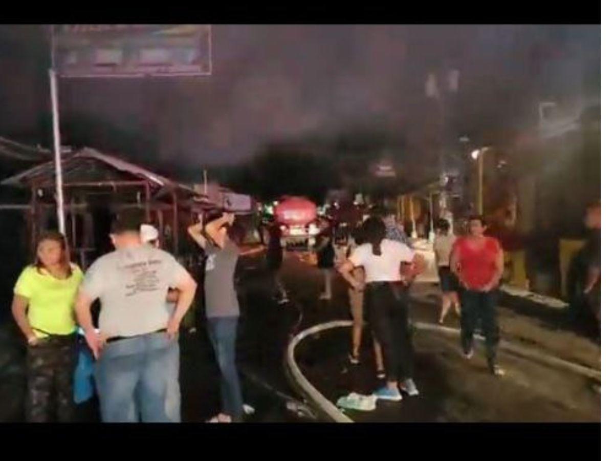 Varios locatarios acudieron al lugar para asegurarse que sus negocios no habían sido afectados.