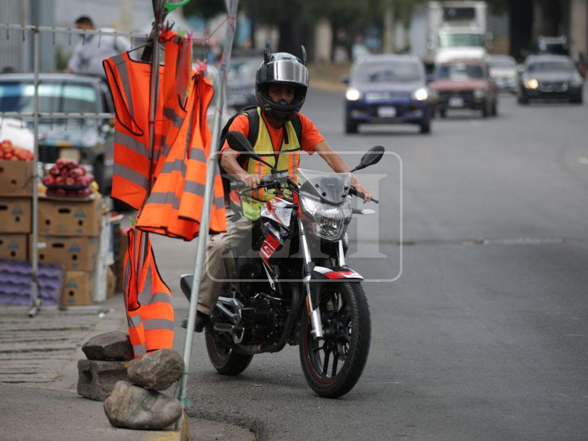 ¿Está autorizado el arnés en motociclistas y qué colores de chaleco reflectivo debes usar?