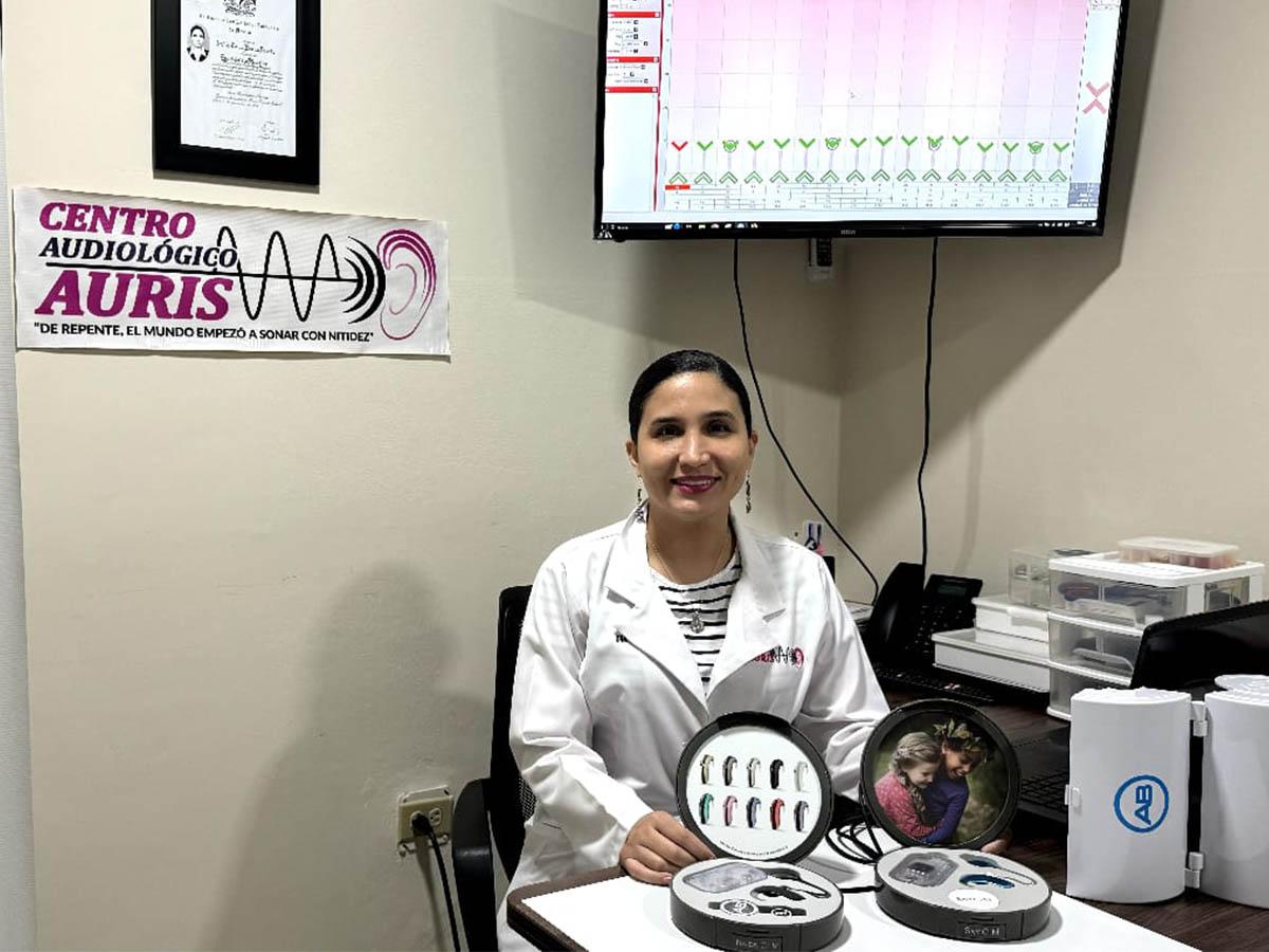 Doctora Sofia Discua, Audiólogo del Centro Audiologico Auris, explicando el proceso de evaluación para el implante coclear en niños con pérdida auditiva.
