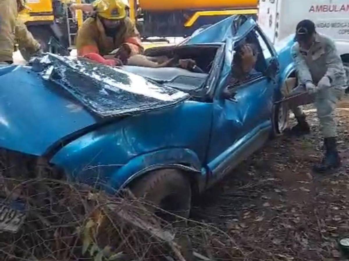Brutal accidente deja tres personas atrapadas dentro de un vehículo en Catacamas