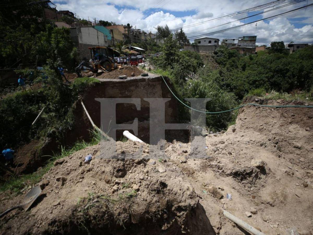 Avanzan obras en la colonia Reynel Fúnez ante socavón por colapso de caja puente