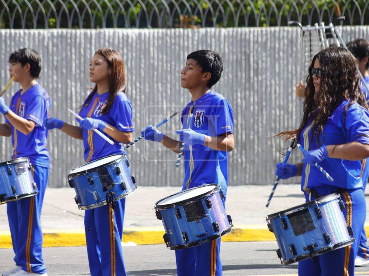 Con bandas y pancartas, estudiantes desfilan en SPS por el Día de la Alfabetización